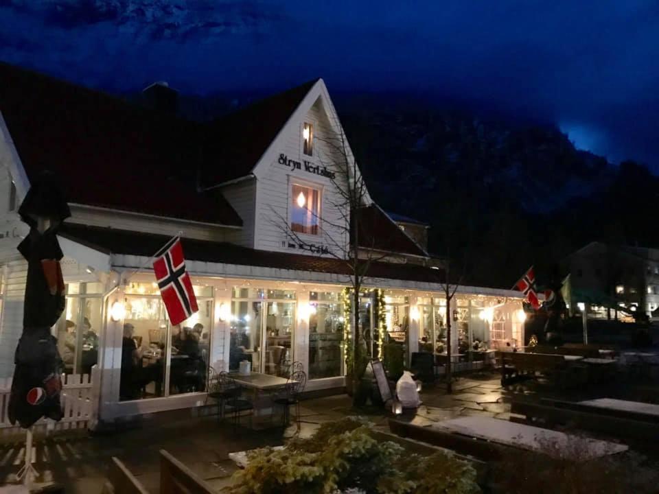 Stryn Kaffebar & Vertshus Εξωτερικό φωτογραφία